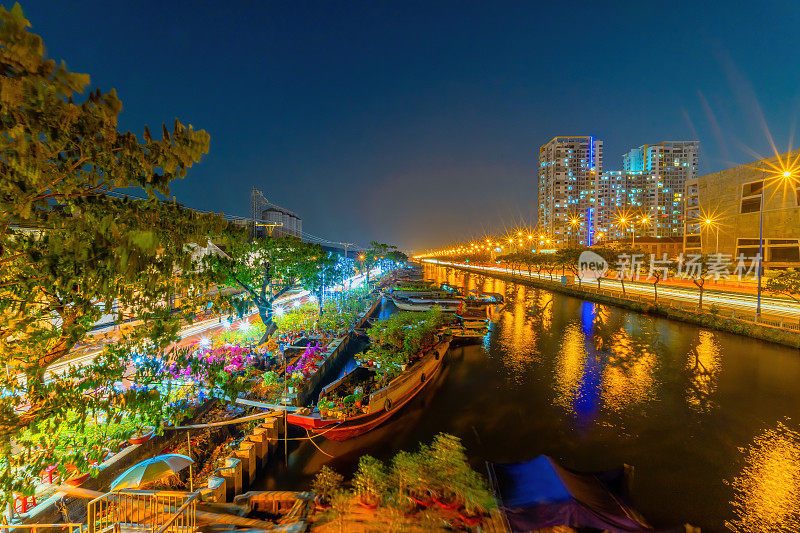 春天的西贡，运河上的船，运输春天的花为Tet到benbinh Dong露天市场，越南人高兴与农历新年，越南